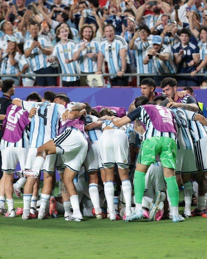 阿根廷球员集体庆祝cue英国2026世界杯1/4决赛，卫冕冠军阿根廷3-1战胜瑞