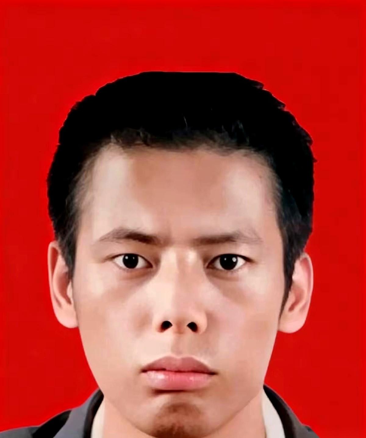 2022年8月8日，西安阎良一个水库边。
一辆小轿车失控，“砰”的一声扎进深水区