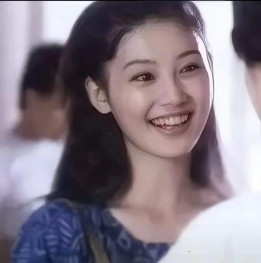 一个人可以说谎，
但脸是骗不了人的。

年轻时的徐帆多漂亮，青春明媚，笑的时候眼