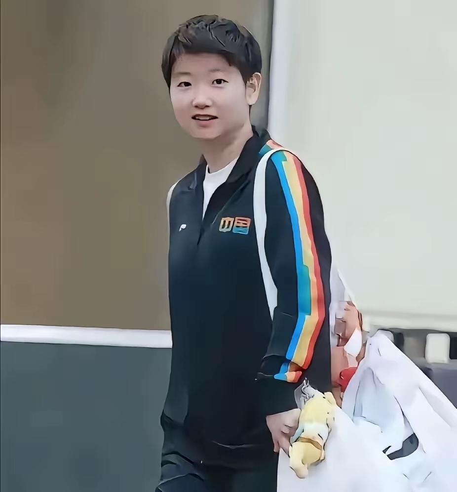 老奶奶又说话了！
“我是个退休老人儿，我什么体育项目也不爱，只爱看俺家莎莎，只要