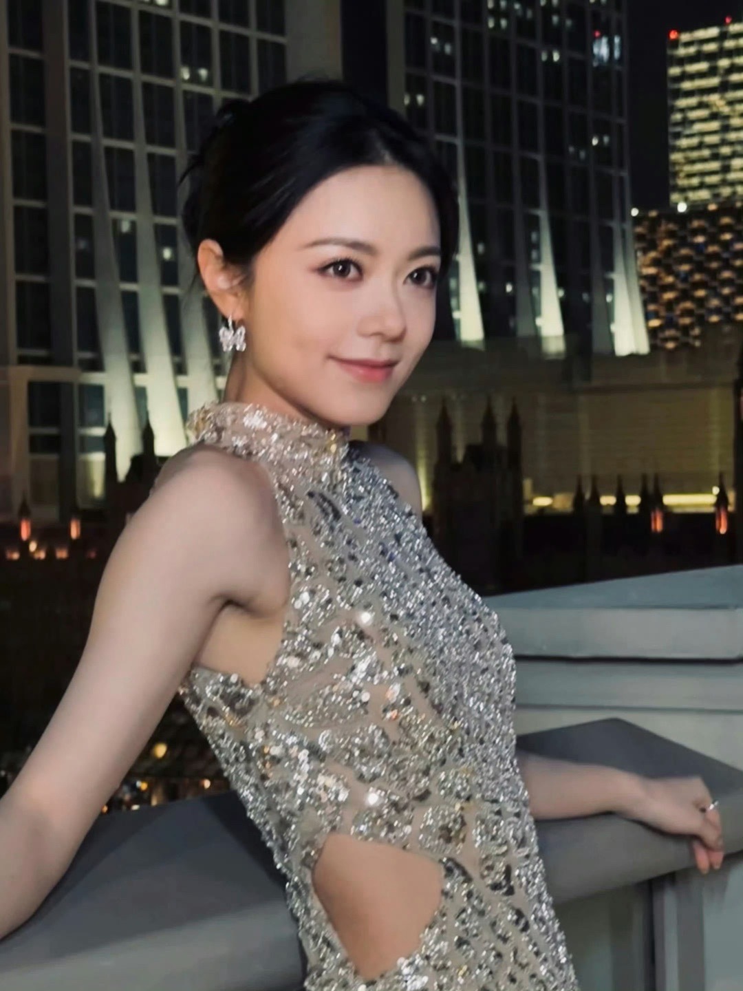赵今麦星光大赏造型live图，状态这么好的麦麦配了一个老气横秋的发型。 