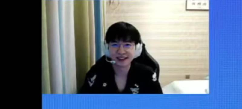 【叽里呱啦讨论复盘相关中】

（弹幕:Faker都能看复盘）
手:他们赢了肯定看啊 一直在复盘比赛啊
