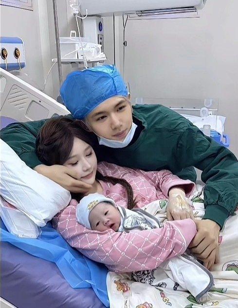 鹿哈官宣得女山寨明星里，鹿哈算是混的最好的了，生孩子都能上热搜第一名