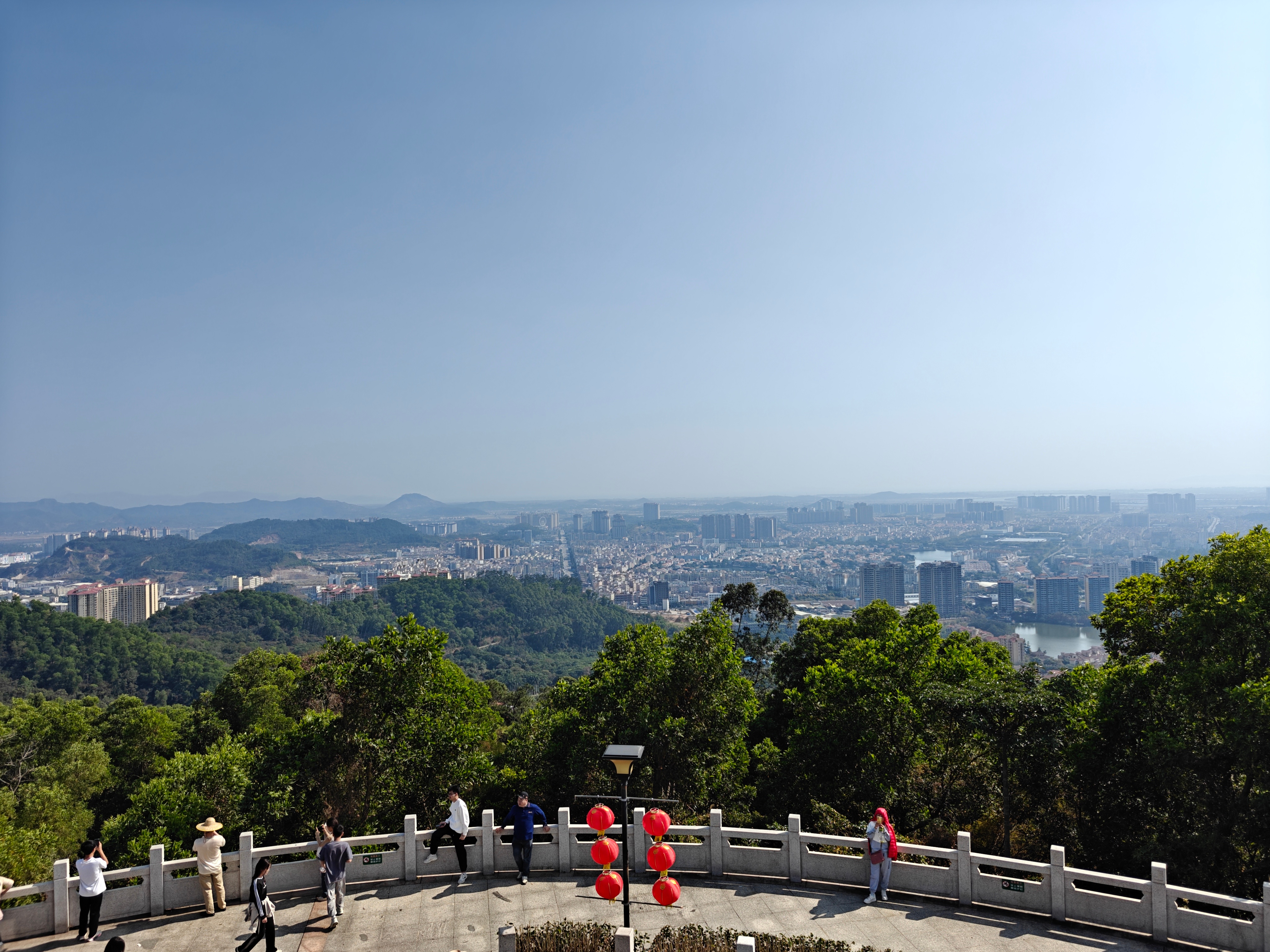 过年在家不玩手机还能干什么 户外爬山看看风景游戏体验你会发现，还是手机好玩[允悲