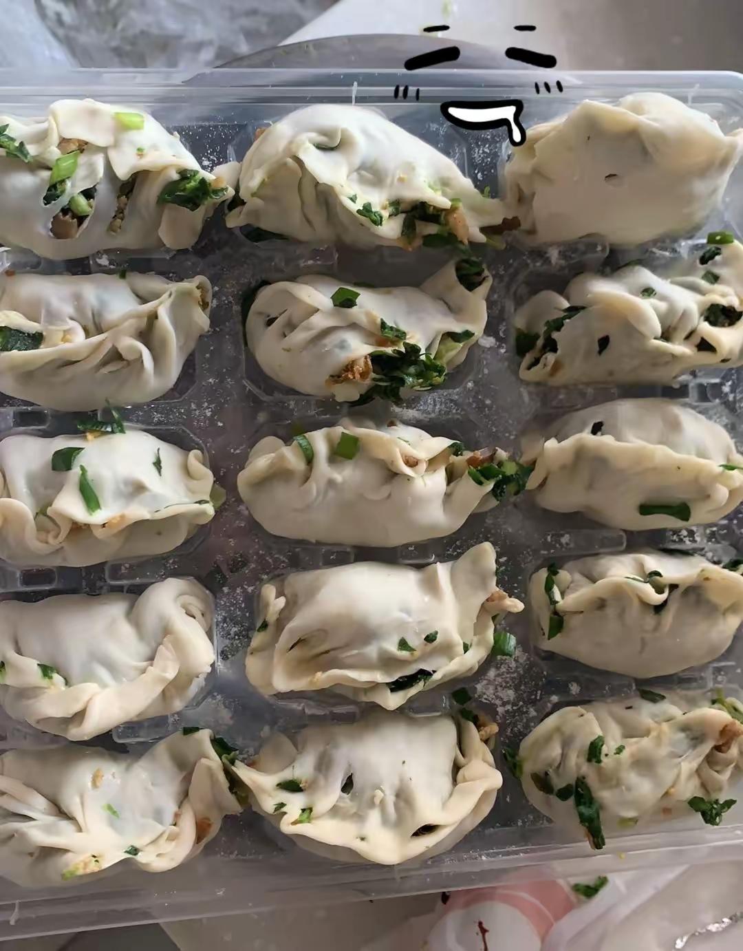你见过这样颜值的饺子吗？

刚刚看到一个条友发的照片，说她的饺子是最香的，就是颜