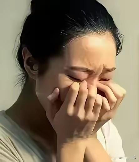 广东惠州，一男子见废品站老板娘长得漂亮，便在晚上偷偷潜入废品站，对老板娘实施搂抱