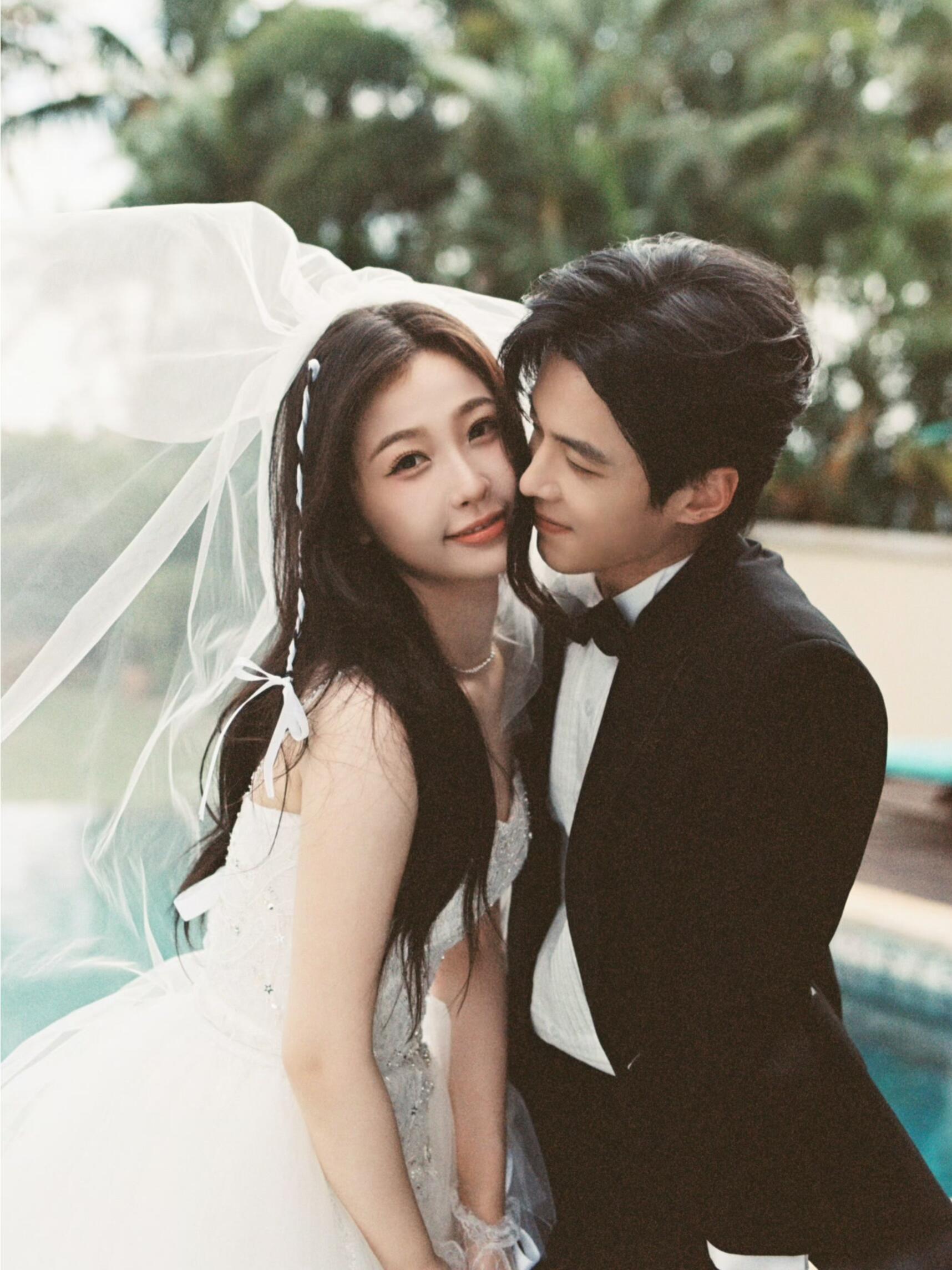 我拍的暮暮朝朝 幸福和快乐是结局🌙拍的时候就觉得特别幸福，穿婚纱的暮暮实在太漂