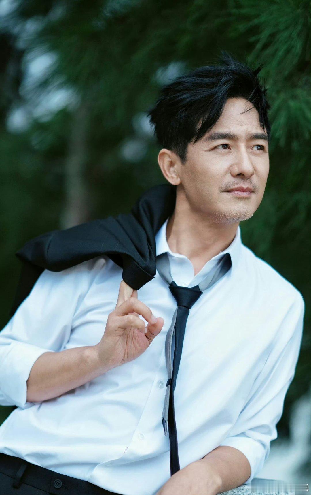 郭晓东向徐良道歉郭晓东给徐良道歉心里清楚词曲创作来之不易，表演发挥失常后主动致歉