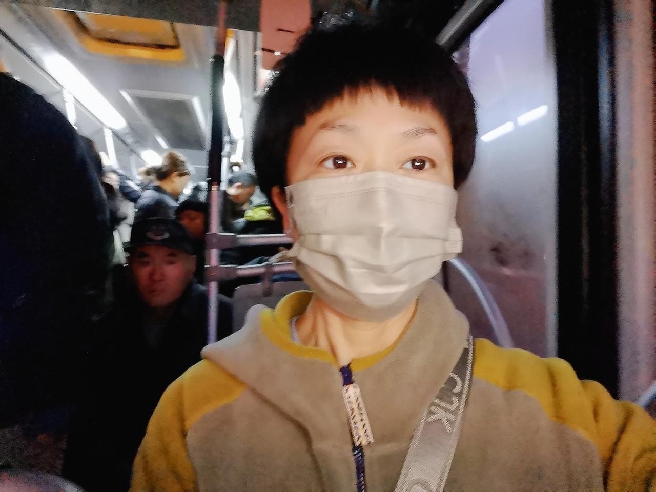 天亮得越来越晚，六点多我坐跨省公交回北京，八点多就到家了。老妈刚起床给我开了门，