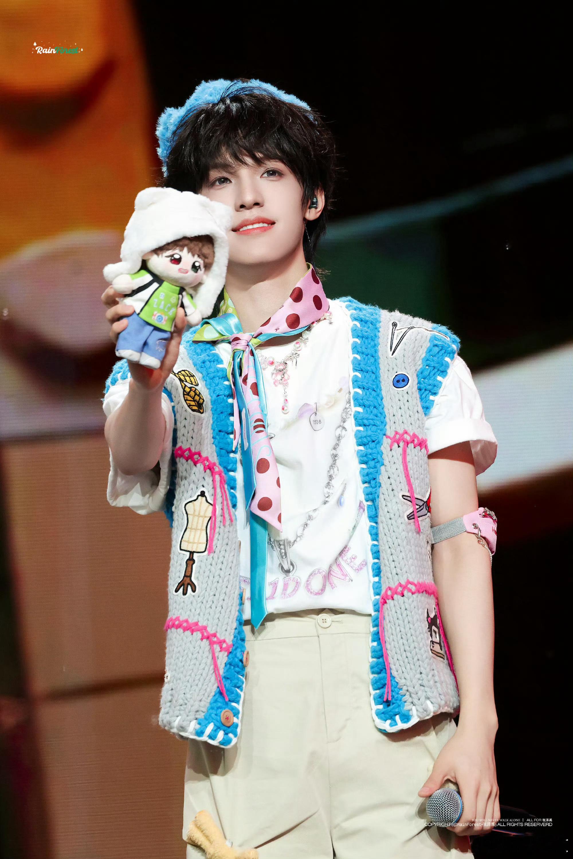 张泽禹别看手机看看我吧张泽禹毛绒小王冠 可以看张泽禹了，谁好看手机呀！！毛绒小王