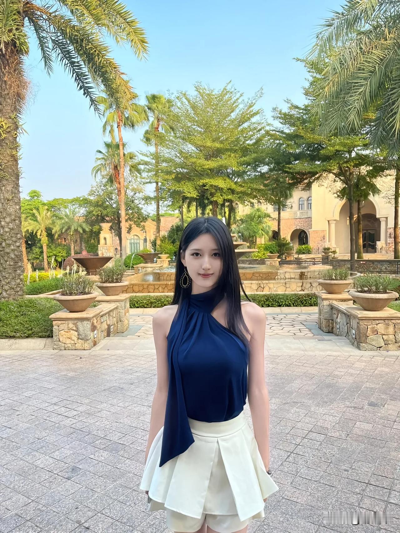碧水映芳姿，清风拂玉颜。