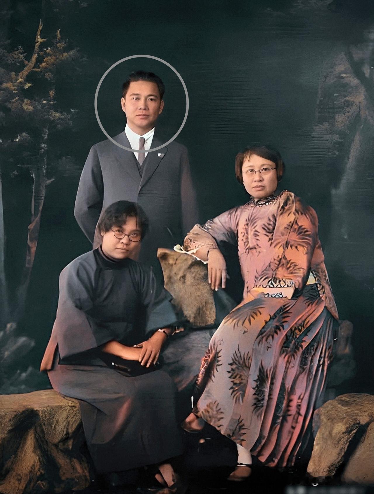 一张摄于1925年广州的老照片，大家瞧瞧身着西装及戴着眼镜的这一男二女是谁？原来