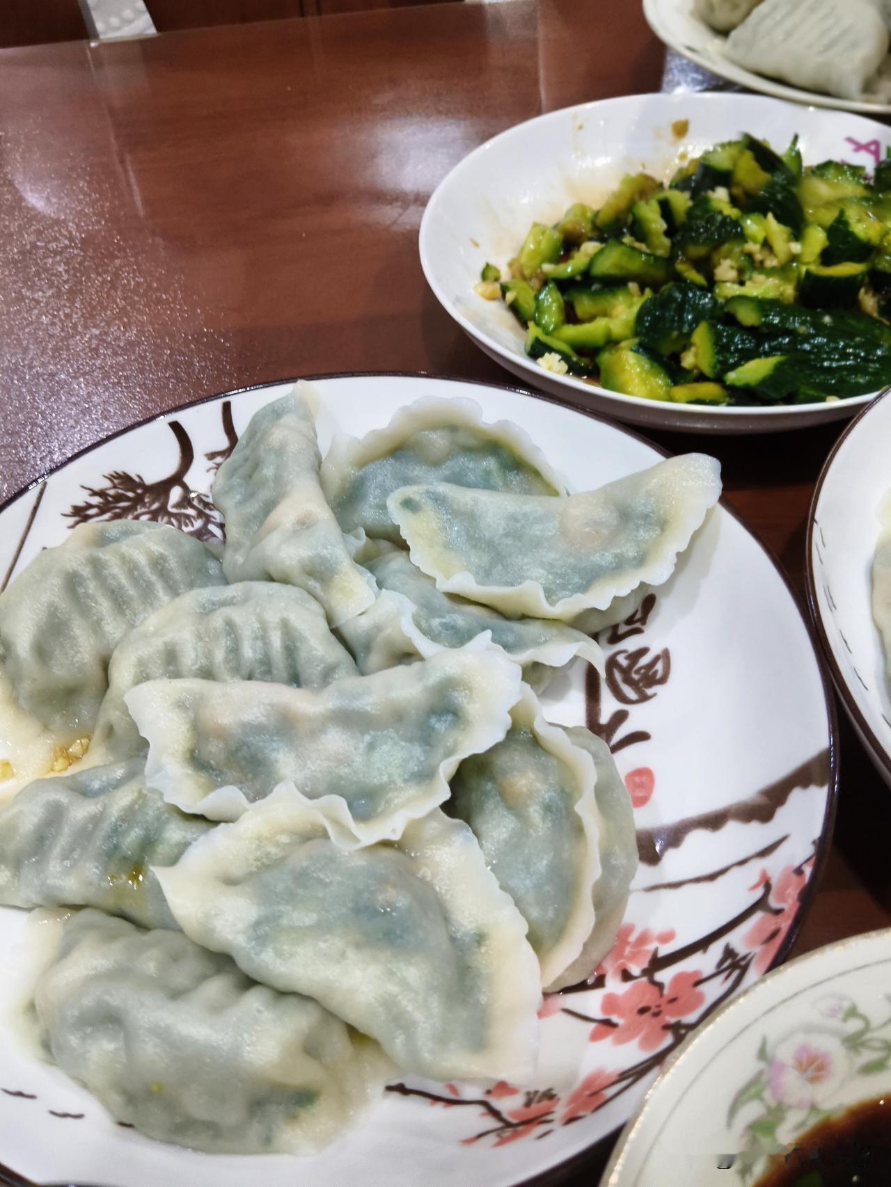 热饺子，蘸蒜泥，秋叶秋风，喜煞人。
昨天没拍照，找了上次韭菜肉的来撑场。