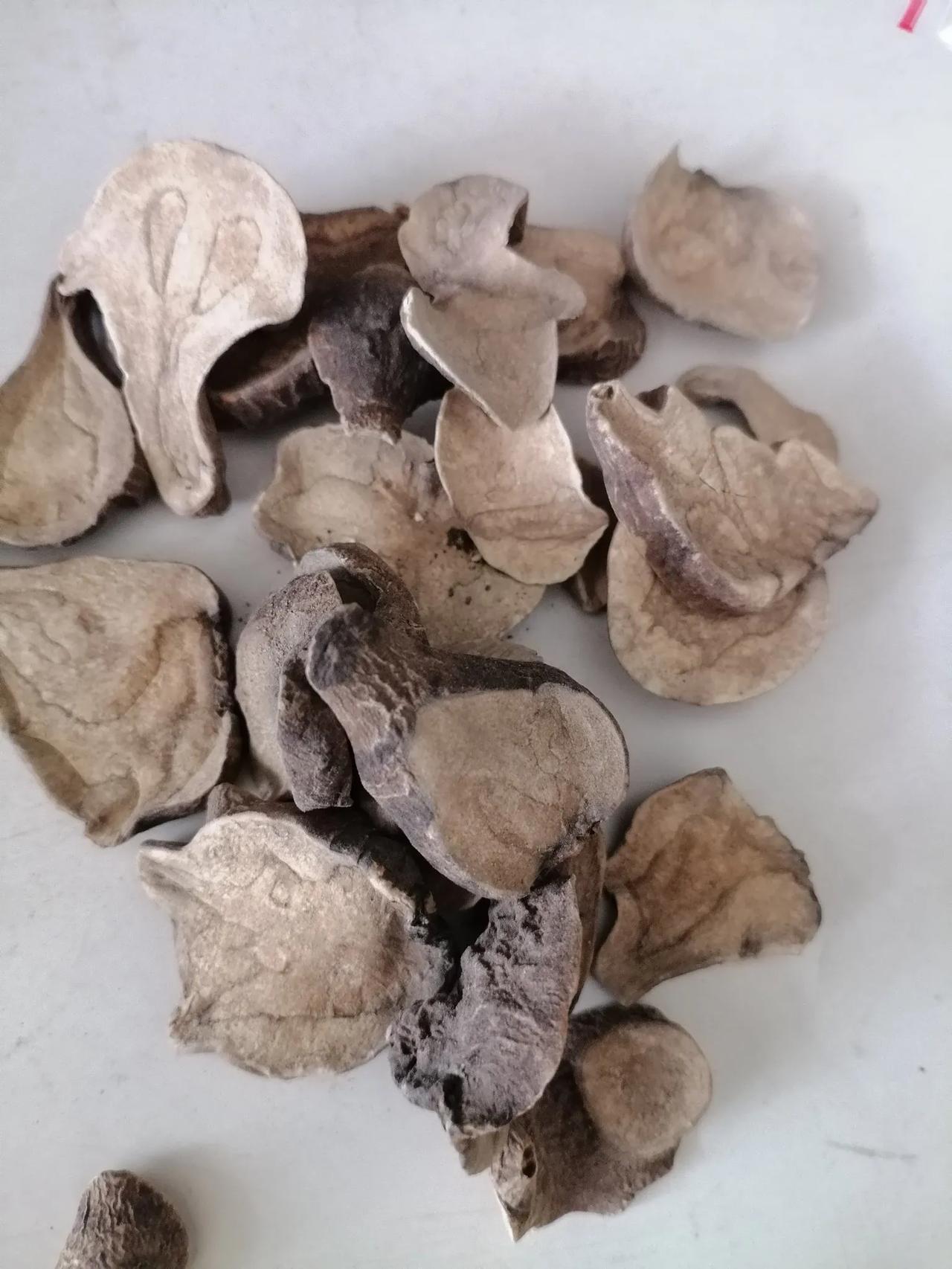我用青盐泡附子粉刷牙一年多了，感觉效果不太明显，有时候还会微微出血！
那天在药店
