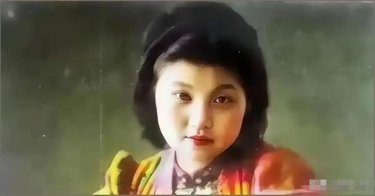 1942年，蒋经国情人章亚若被一针毒杀，她临死前对刚出生的双胞胎说：娘只是去睡一