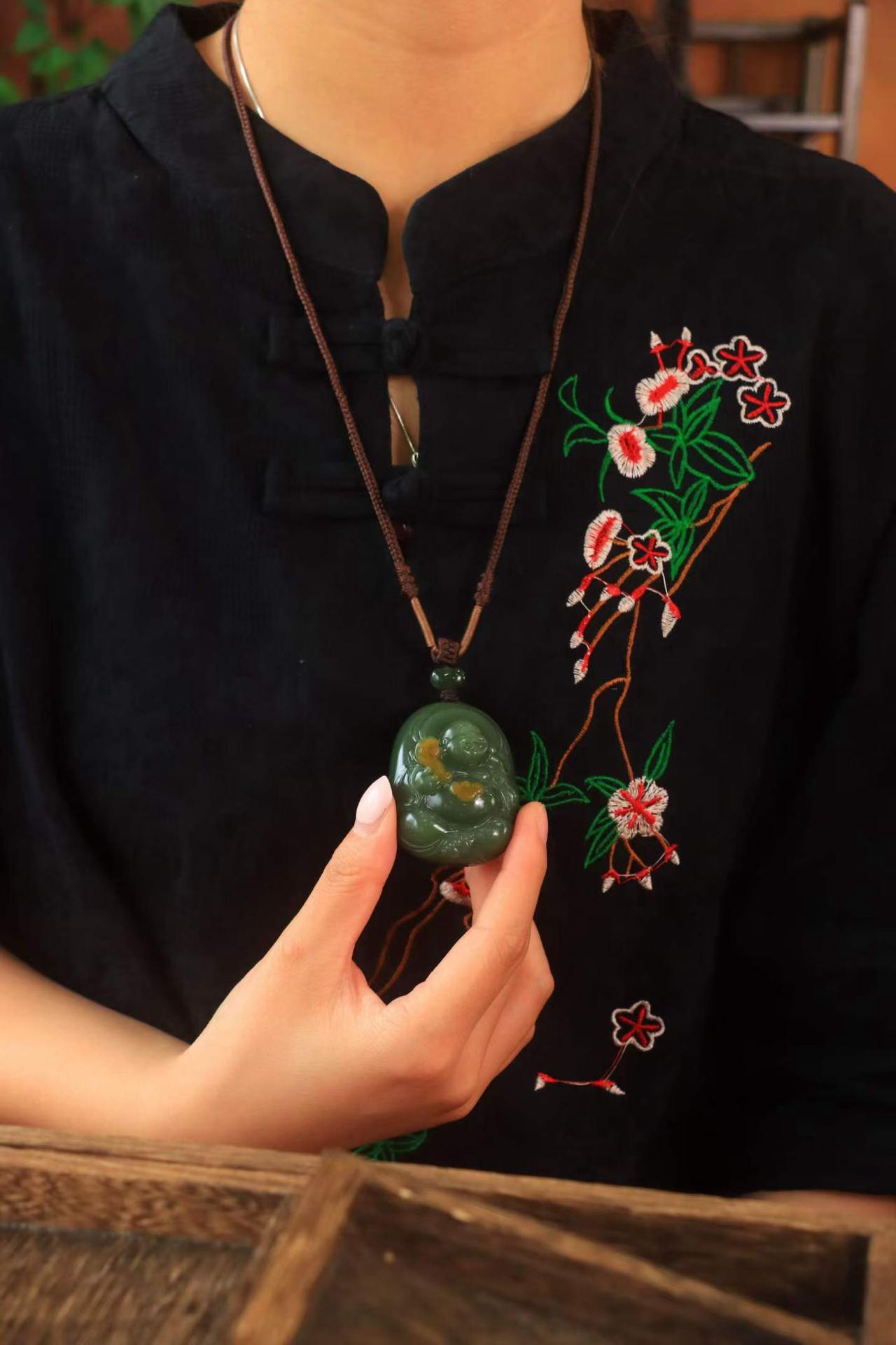 ·〈沙枣青·弥勒笑佛〉

和田玉沙枣青碧玉笑佛，肉质细腻油润～手工精雕弥勒佛，笑