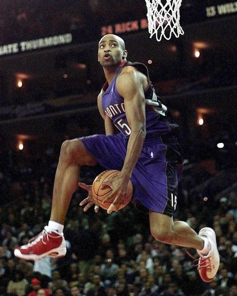 文斯·卡特在2000年扣篮大赛中的标志性胯下运球扣篮的一些角度（2000年2月1