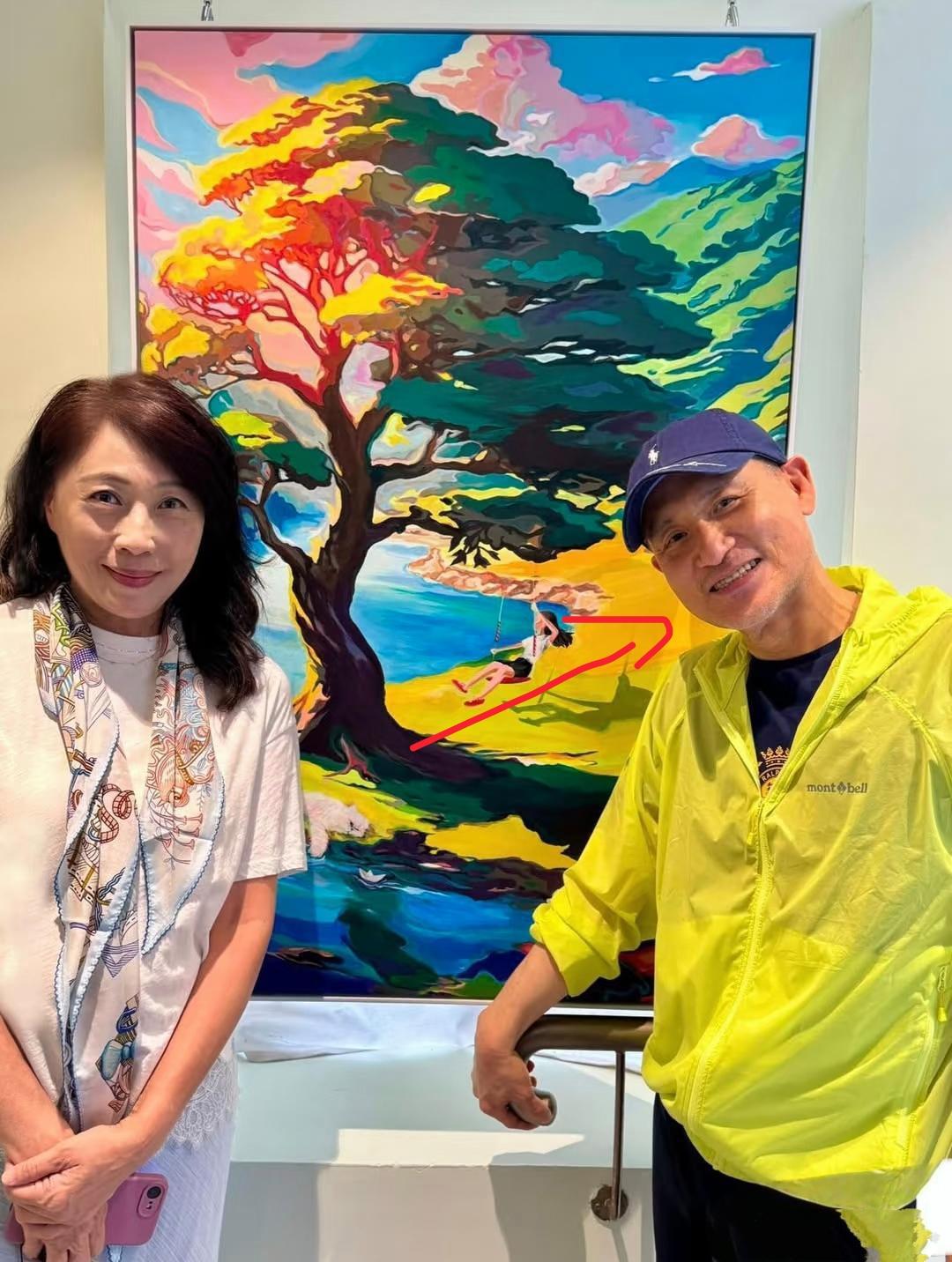 歌神张学友被女儿的绘画老师追星成功，合影留念。画面中，张学友状态很是自然，黄色的
