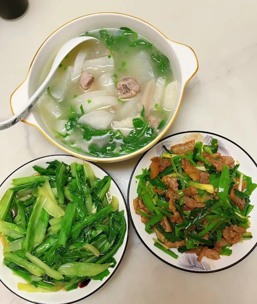 我在婆家被当成空气，有什么事情从来不和我商量，婆婆都是找他三个儿子商量，老公也不