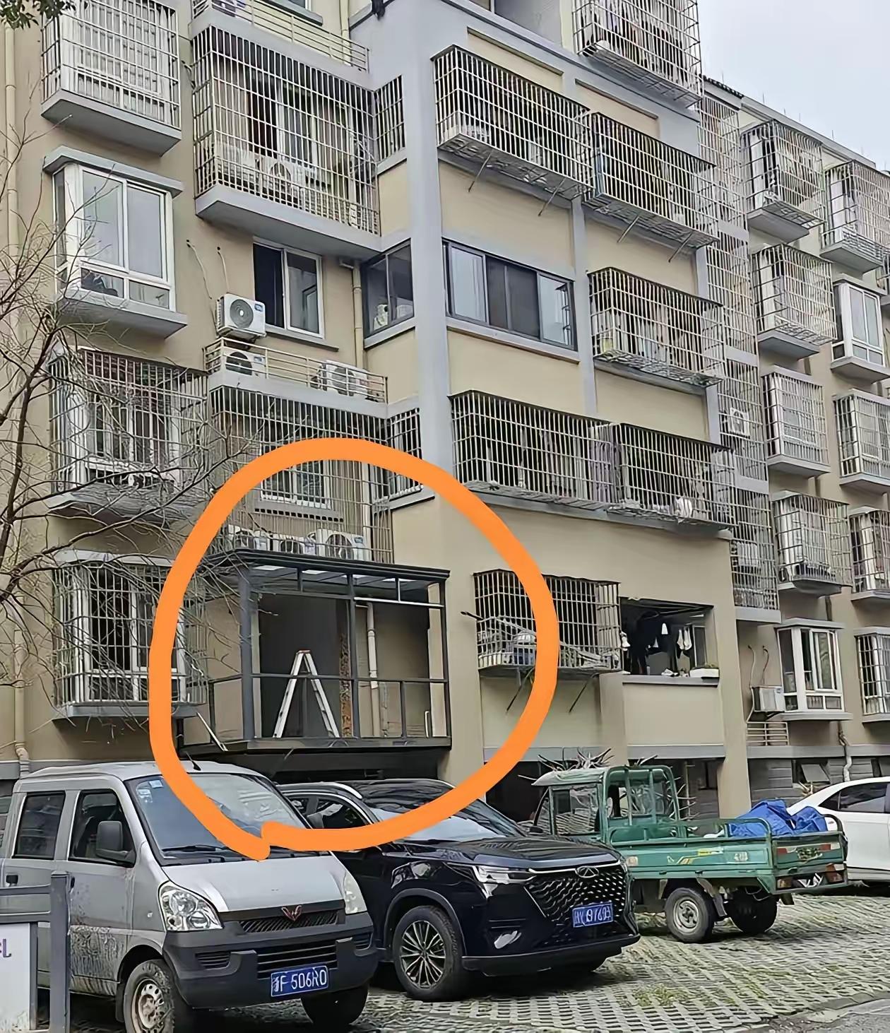 浙江嘉兴某小区，一位业主把自家阳台往外延伸了一米多，凭空多出至少两平米的使用面积