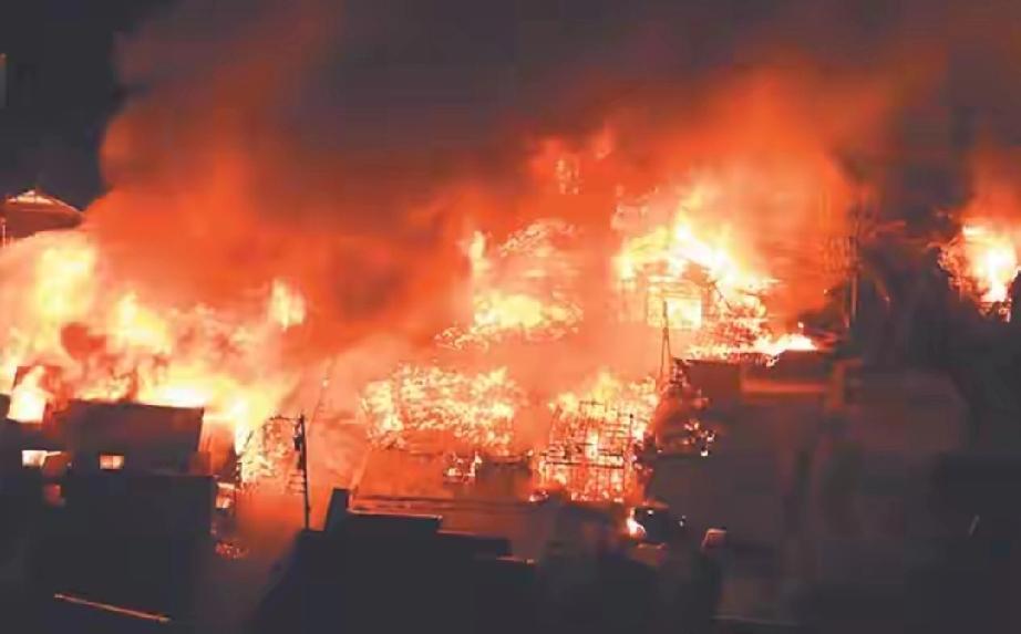 说实话，刚看到这条新闻的时候我愣住了。
我妈在家庭群里发了个语音：“儿子，你看新