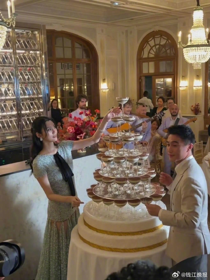 【#奚梦瑶婚礼香槟塔里装的是提拉米苏#】近日，奚梦瑶与何猷君婚礼相关温馨细节引发