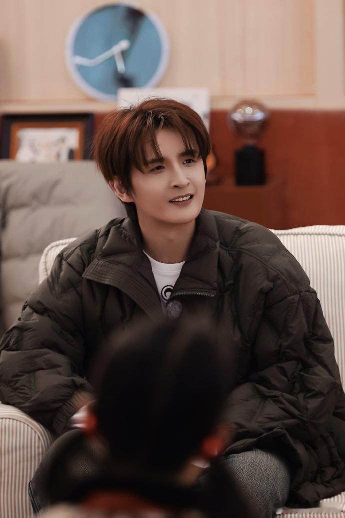 张远随时随地大小扭 张远这新歌《one by one》是他的“扭动法宝”吧！在车