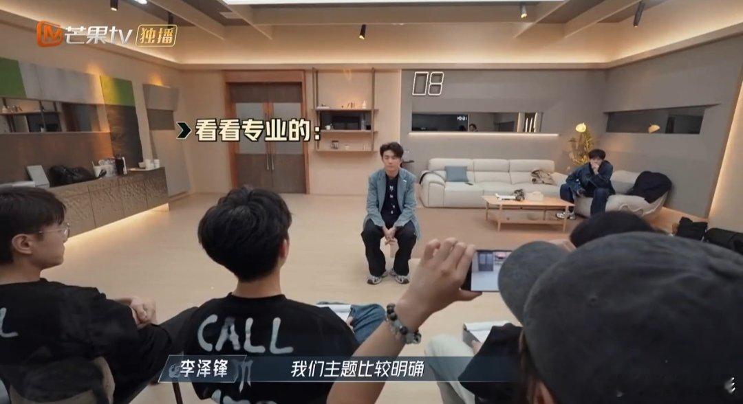 #李泽锋眼神戏# #披荆斩棘# 王铮亮组选歌选人两不误，李泽锋的眼神戏，绝对是舞