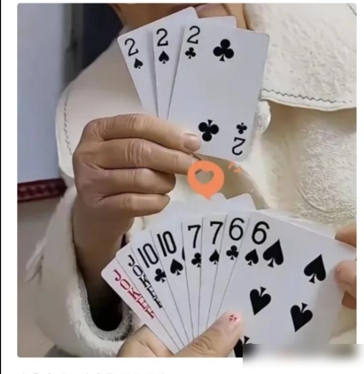 一副死牌，为什么00后一眼看穿，中年人却还在网上苦苦求索？

一个中年人，拿到一