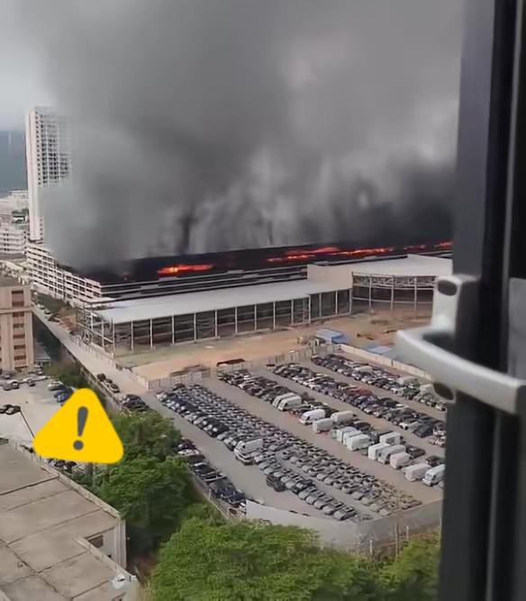 突发！突发！深圳比亚迪大火，烧毁超千辆车！官方紧急通报：不是电池自燃。

深圳坪