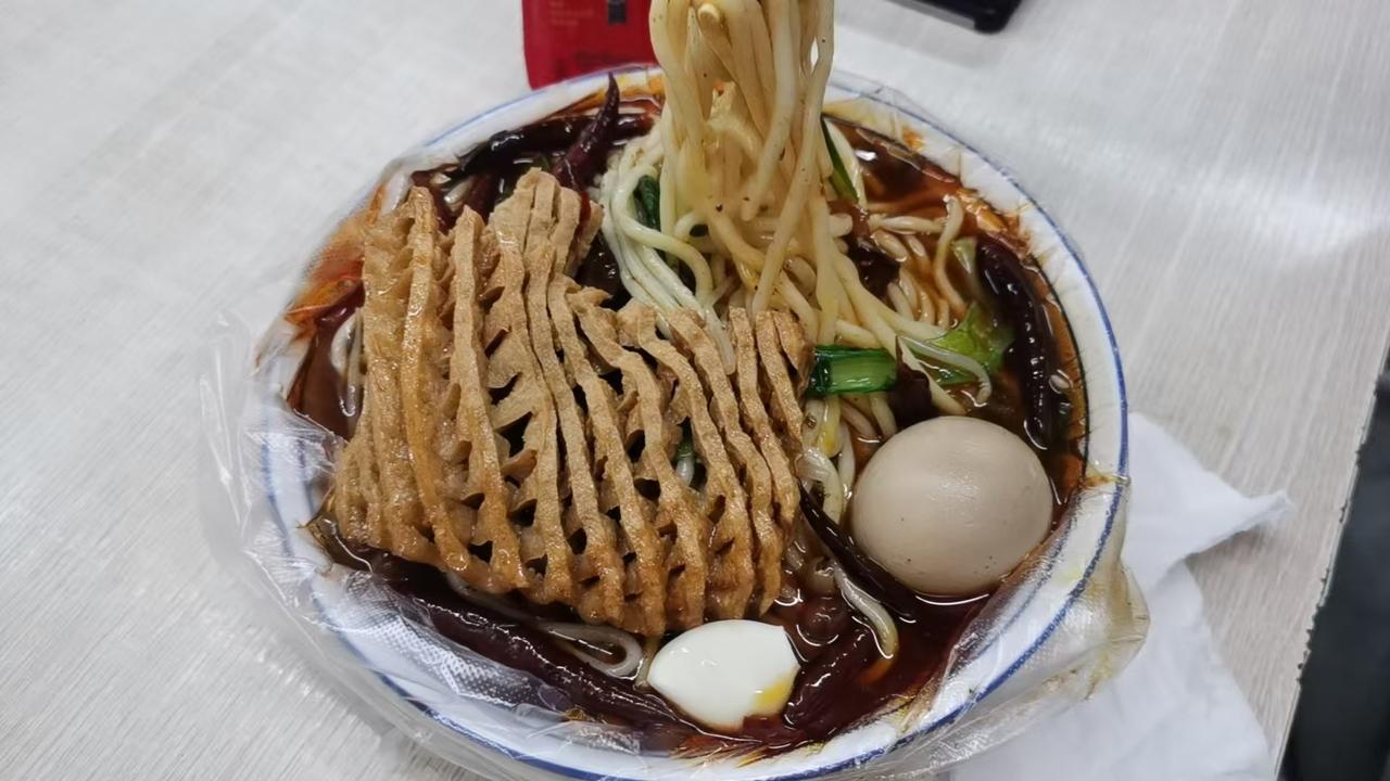 安徽的朋友请我们吃安徽板面，真地道，好吃！
石家庄电大街老四板面[赞][赞][赞