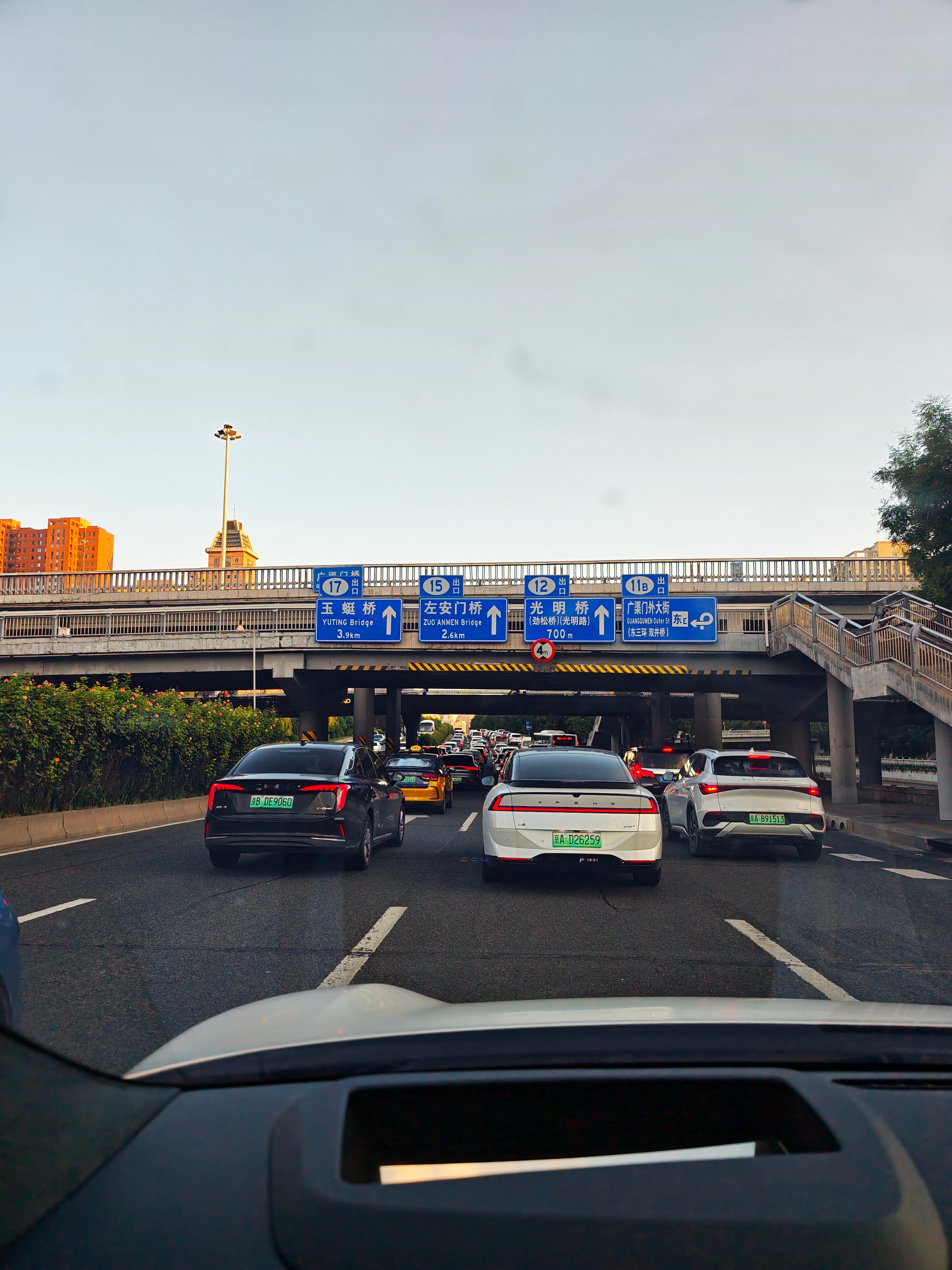 燃油车主置换新能源 汽车市场咋变了身边换电车的朋友确实越来越多，但多数人家里还是