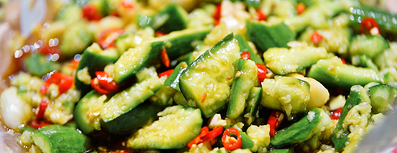 【#职业打假人一年举报1200家饭店拍黄瓜#】据中央广播电视总台中国之声《新闻纵