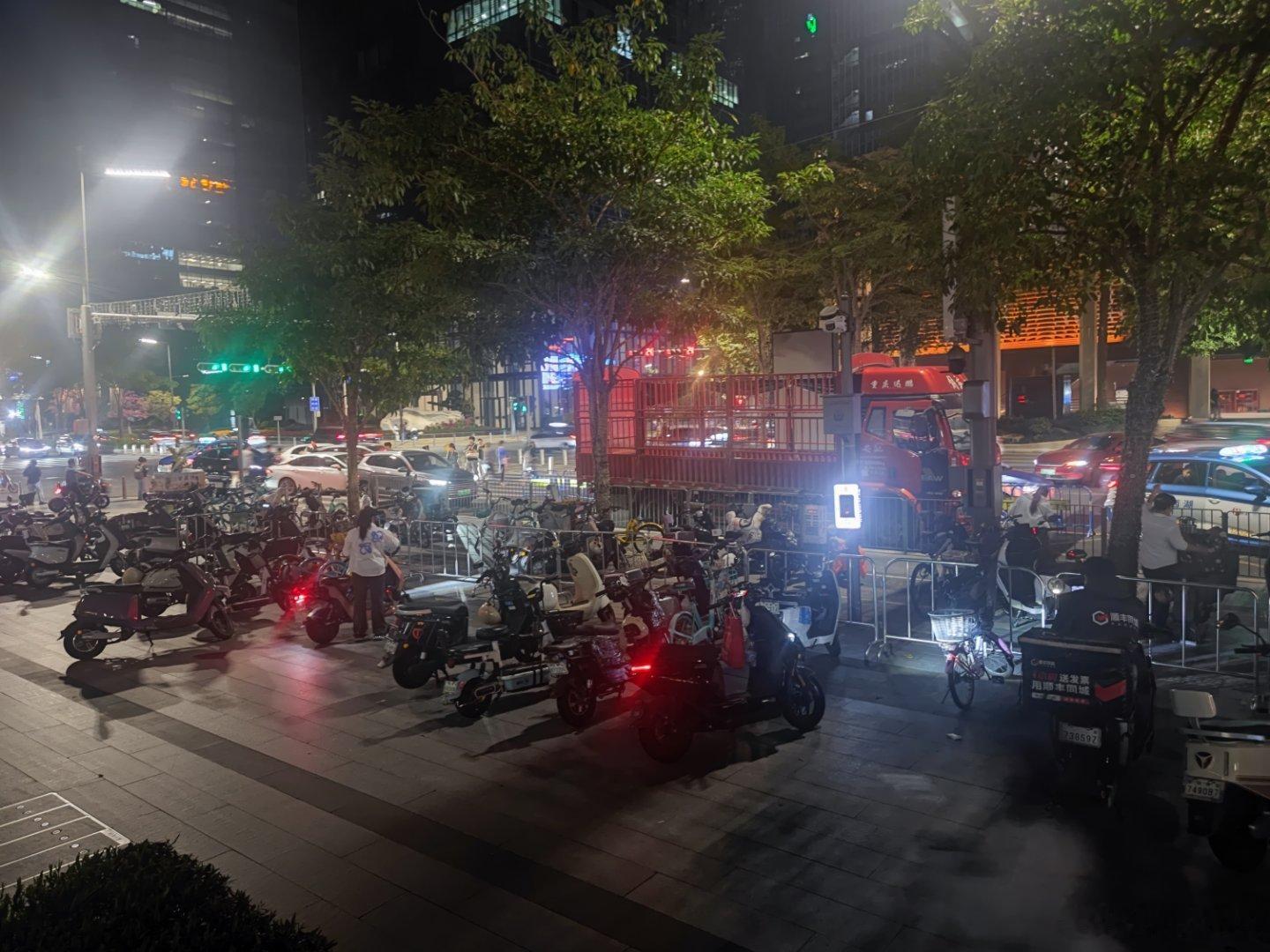 门口弄成电单车摆放区是最大的败笔 深圳·星河COCO Park(福田店)