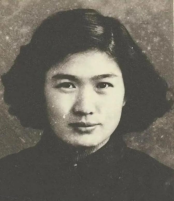 1968年，刘胡兰的继母胡文秀正宣传女儿的英雄事迹，突然台下有人骂胡文秀：“她是