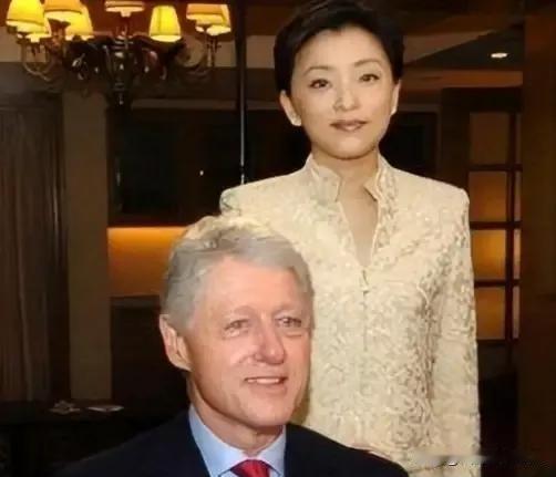 1994年，26岁的杨澜不顾父母的反对，坚决要和银行上班的丈夫张一兵离婚，转身嫁