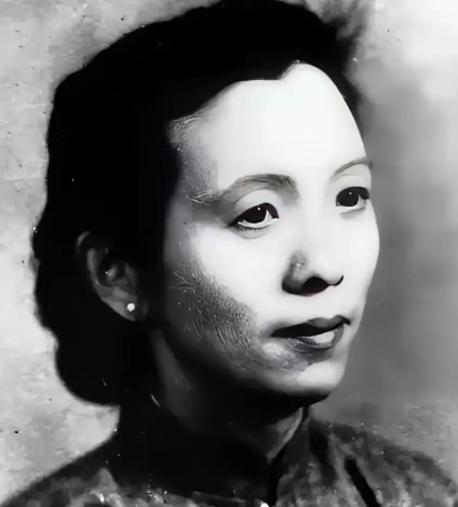 南京解放后，一个阔太太乘坐吉普车来到35军军部，对门口的守卫说：“我是陈修良，请