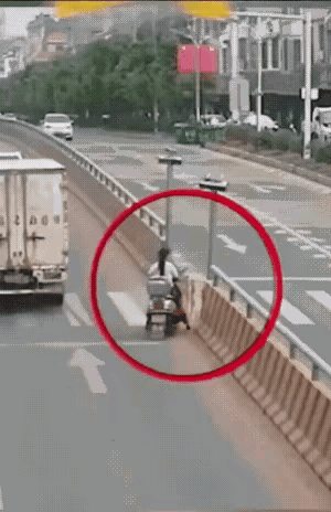 我感觉这起事故是电动车的责任。
该停时不停，不该停时却停下了。
老老实实等车过去