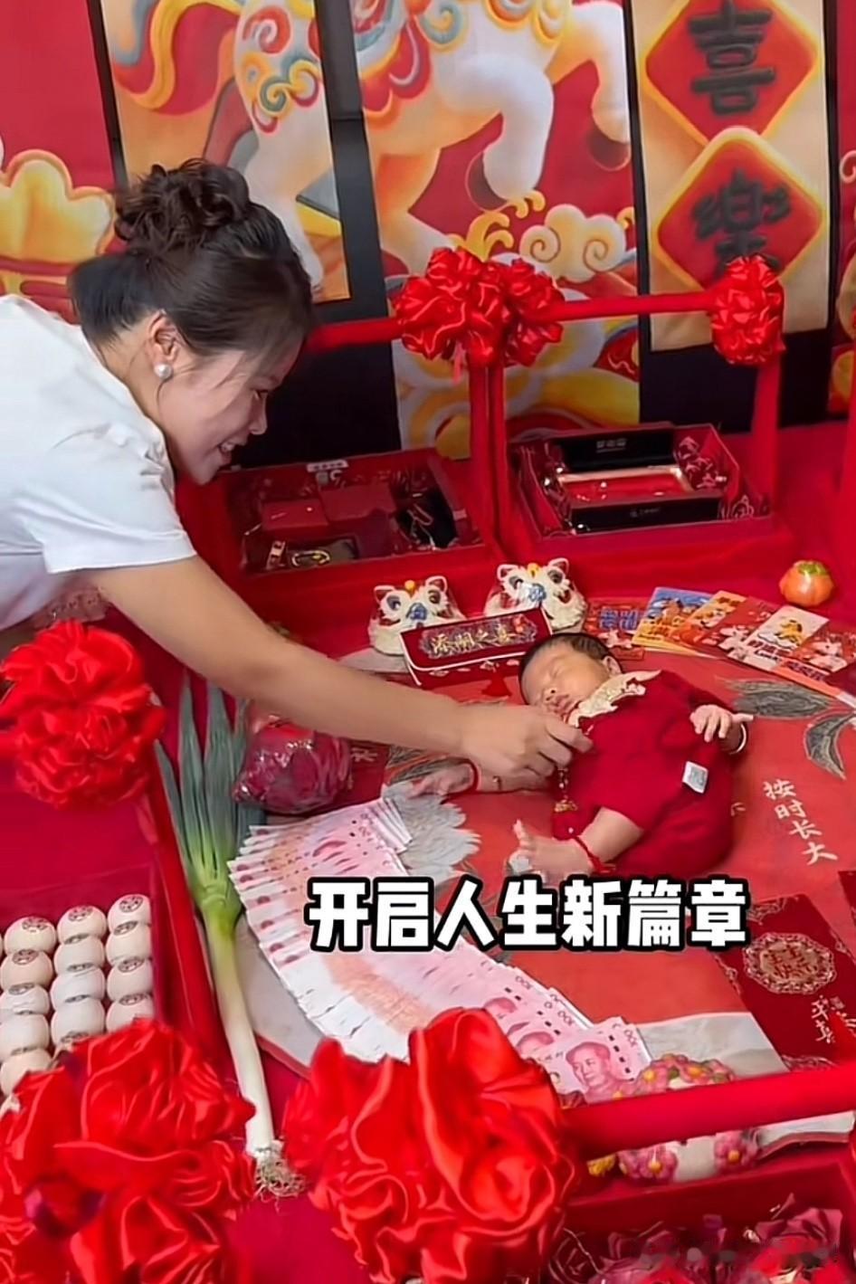 网红小爽四胎儿子满月了，这满月宴办的真风光热闹啊！

很多网友说生儿子就是不一样