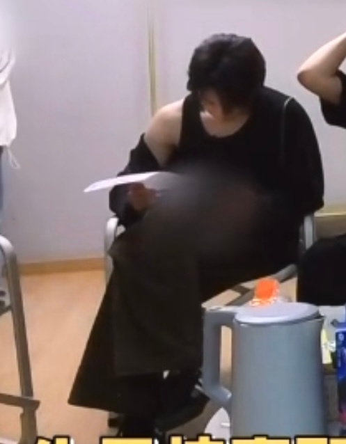 我滴妈耶我姐就这样翘着二郎腿半脱背心在一群中呃呃啊啊、、、 