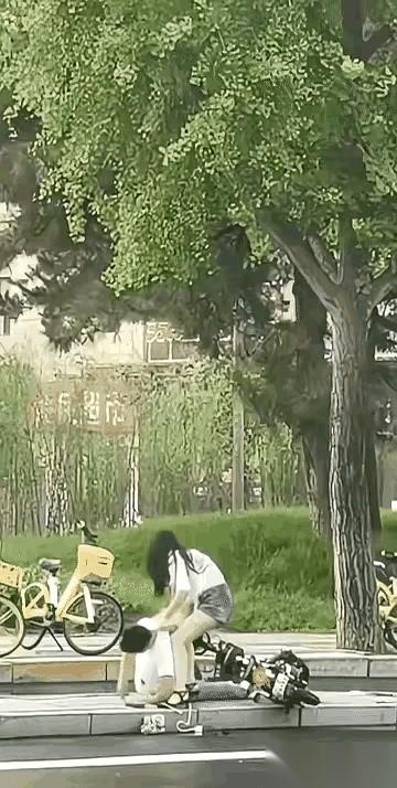 男人眼看都已经倒下了，情况糟得肉眼可见。可旁边那女的，不去掏手机打120，反而扑