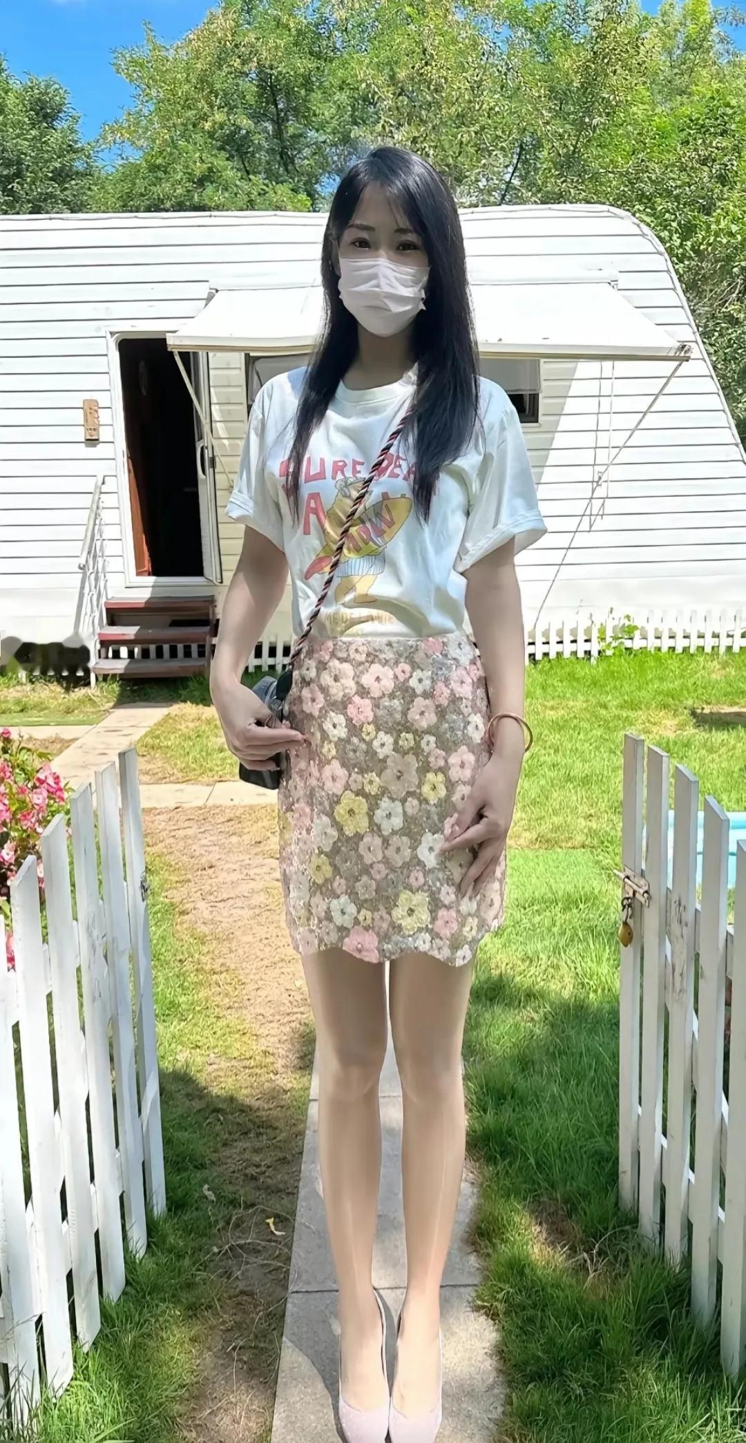 夏日清新穿搭，白色T恤+印花短裙，轻松自在！