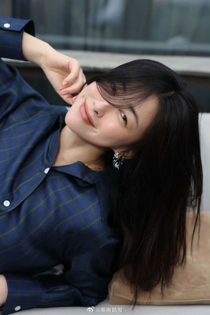 朱珠素颜满40减20 朱珠素颜出发图一出来直接封神！不施粉黛依旧明艳动人，松弛感