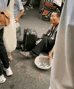 集市遇“碰瓷式”乞丐，太气人了！跟对象在集市买卤味，正闻着香味选呢，突然一个东西