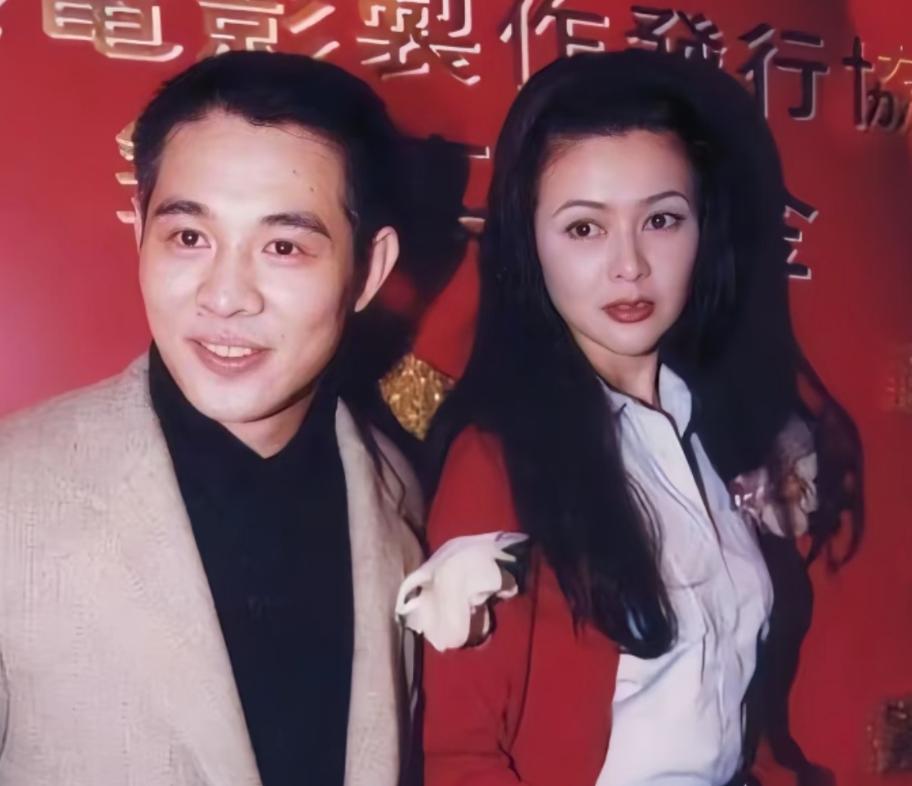 发现一个玄学

李连杰演的剧里

无论他搭档的女主角是谁，长得美不美，他和女主的