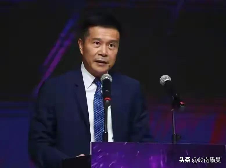 宏远老板正面临着一个两难的选择:
选择杜锋，必定要舍弃球迷。因为杜锋已无心也无力