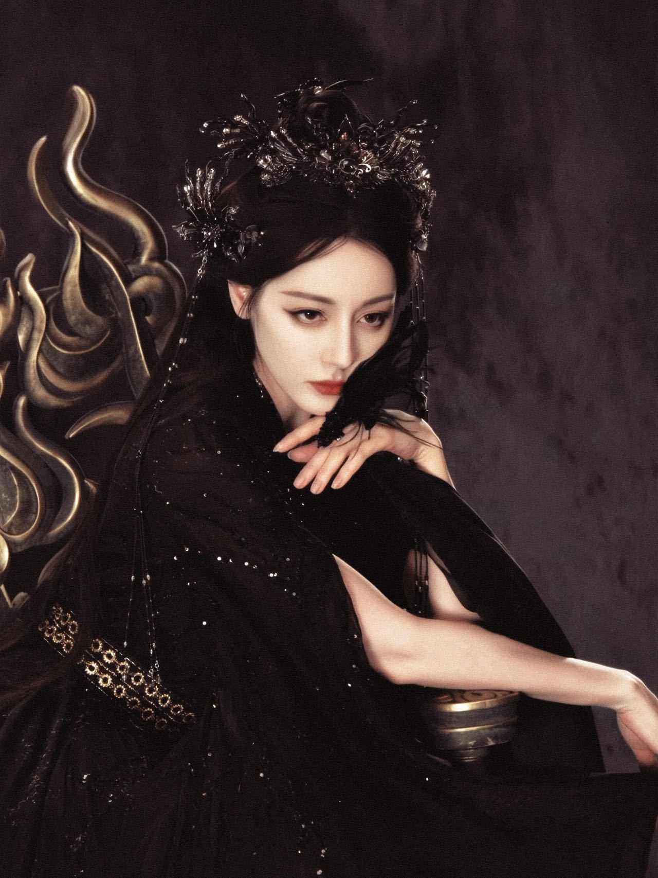 迪丽热巴把羽毛当戒指戴迪丽热巴黑色羽毛戒指热巴创意妆造太吸睛，黑羽毛戒指尽显御姐