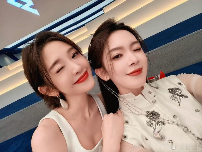 陈瑶继续和姐姐快乐集邮中 谁懂！陈瑶在乘风后台和姐姐们疯狂贴贴，每张合照都甜到不