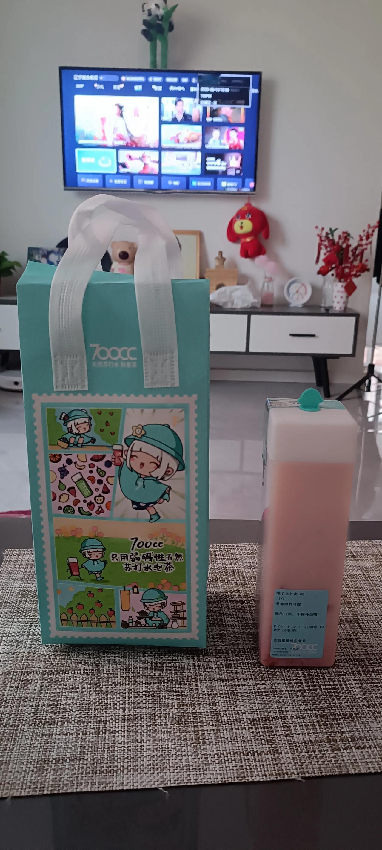 这孩子昨天就给我买了喝的，被我婉言拒绝了。今天又给我送来了，盛情难却，得收下了。