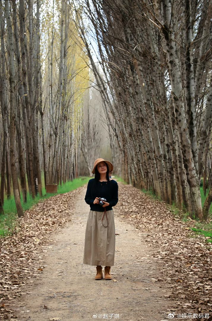 赵子琪出发浪姐机场路透赵子琪出发录制浪姐7 赵子琪机场路透，黑色外套穿出了随性范